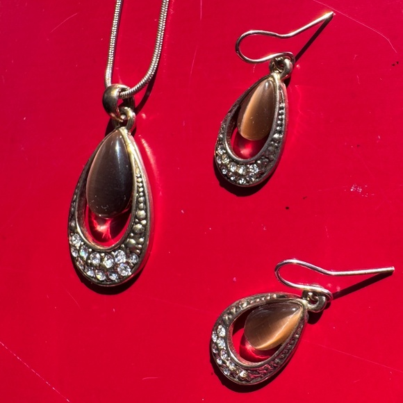 Tigers eye (real or inspired) & rhinestone necklace & earrings set - Picture 6 of 10